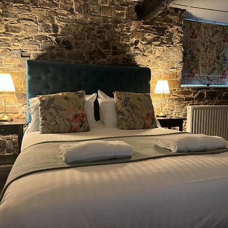 The Fountain Inn & Riverside Restaurant Окхамптън Стая снимка