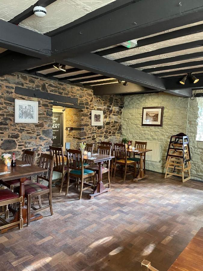 The Fountain Inn & Riverside Restaurant Окхамптън Екстериор снимка