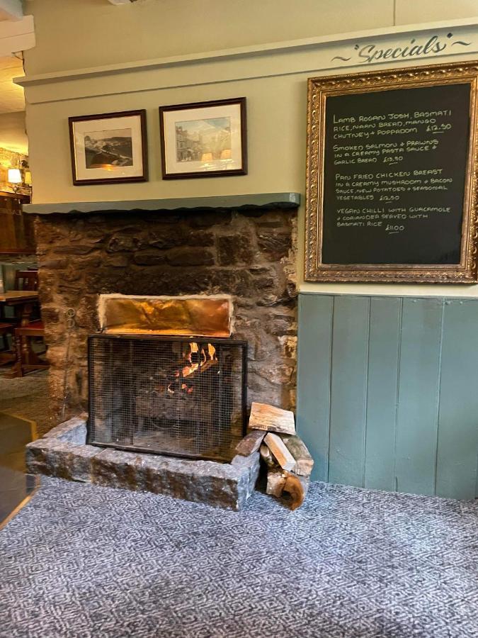 The Fountain Inn & Riverside Restaurant Окхамптън Екстериор снимка